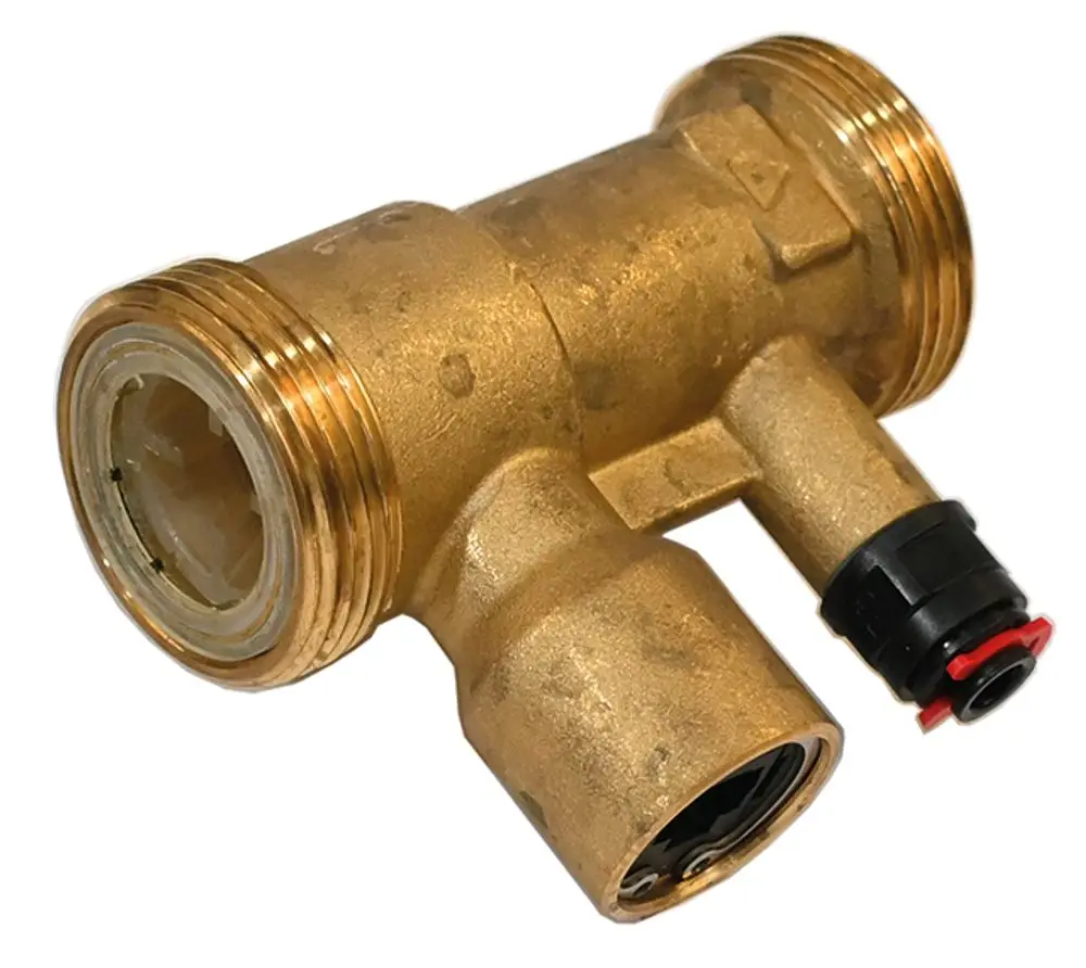 Goldfarbenes Ventil mit zwei Gewindeanschlüssen und einem zusätzlichen, schwarzen Anschluss. Das Produkt gehört zur Marke Syr.